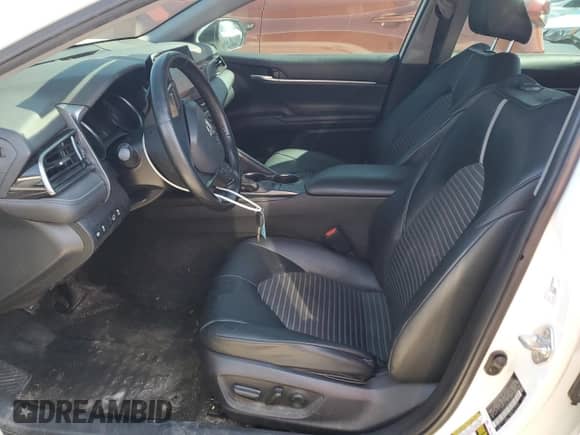 2022 Toyota Camry SE z VIN 4T1G11AKXNU664674, wystawiony jako Copart lot #68319575 z przebiegiem 62 490 mil mil oraz Czysty tytuł • Clean title. Historia ofert i sprzedaży dostępna na DreamBid. Obrazek 7.