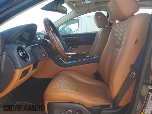 ✅ 2016 Jaguar XJ Portfolio • VIN: SAJWJ2GDXG8W03143 • Lot: 86467114. Listed on Copart with 42,923 mi. Free auction sales archive from the USA and detailed vehicle history report at DreamBid. Image 7.