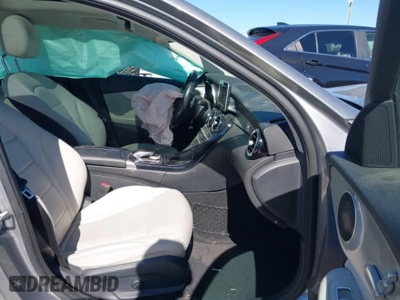 ✅ 2015 Mercedes-Benz C 300 • VIN: 55SWF4JBXFU095675 • Lot: 43588417. Wystawiony na IAAI z przebiegiem 135 875 mil. Bezpłatny archiwum sprzedaży aukcyjnych z USA i szczegółowy raport historii pojazdu na DreamBid. Zdjęcie 5.