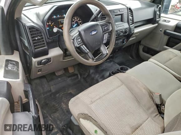 ✅ 2018 Ford F-150 XL • VIN: 1FTMF1CP9JKE72380 • Lot: 96009955. Wystawiony na Copart z przebiegiem 172 093 mil. Bezpłatny archiwum sprzedaży aukcyjnych z USA i szczegółowy raport historii pojazdu na DreamBid. Zdjęcie 8.