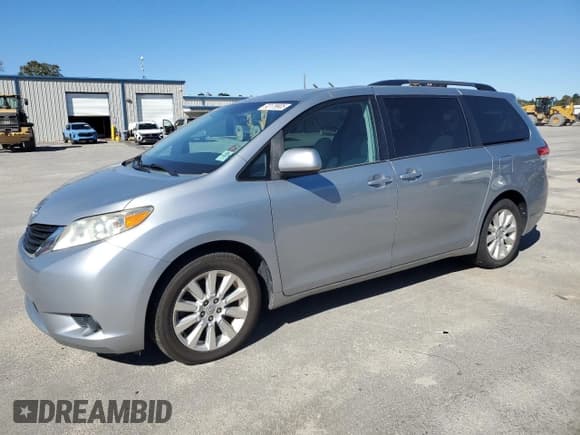 ✅ 2014 Toyota Sienna LE • VIN: 5TDJK3DC6ES073995 • Lot: 92179905. Wystawiony na Copart z przebiegiem 198 606 mil. Bezpłatny archiwum sprzedaży aukcyjnych z USA i szczegółowy raport historii pojazdu na DreamBid. Zdjęcie 1.