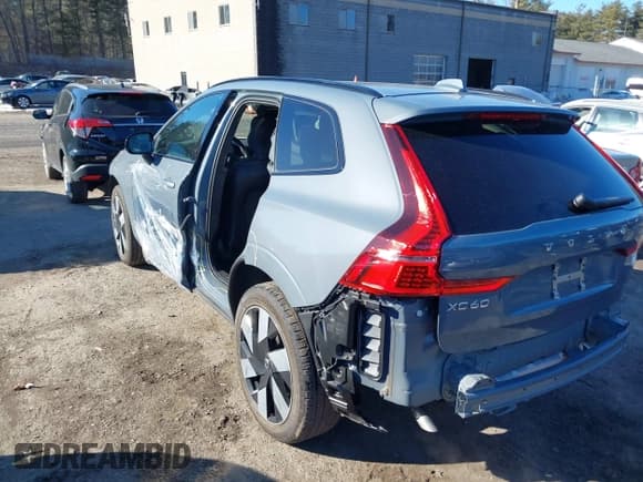 ✅ 2024 Volvo XC60 Plus Dark Theme • VIN: YV4H60DL0R1918759 • Lot: 41495835. Listed on IAAI with 3,277 mi. Free auction sales archive from the USA and detailed vehicle history report at DreamBid. Image 3.