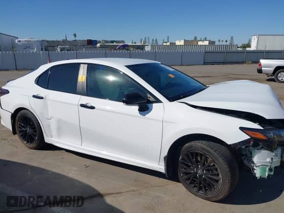 2022 Toyota Camry SE z VIN 4T1T11AK9NU076179, wystawiony jako IAAI lot #42781387 z przebiegiem 64 450 mil mil oraz . Historia ofert i sprzedaży dostępna na DreamBid. Obrazek 13.