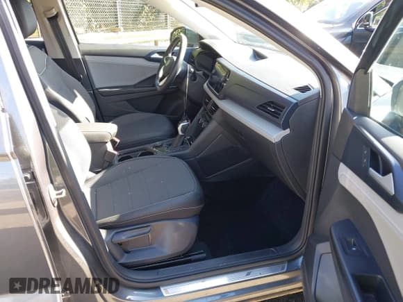 ✅ 2024 Volkswagen Taos SE • VIN: 3VVUX7B23RM114056 • Lot: 43376781. Wystawiony na IAAI z przebiegiem 5 261 mil. Bezpłatny archiwum sprzedaży aukcyjnych z USA i szczegółowy raport historii pojazdu na DreamBid. Zdjęcie 5.