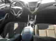 ✅ 2017 Hyundai Veloster Value Edition • VIN: KMHTC6AD0HU322355 • Lot: 84377585. Wystawiony na Copart z przebiegiem 91 618 mil mil. Skorzystaj z bezpłatnego archiwum sprzedaży aukcyjnych z USA i zobacz szczegółowy raport historii pojazdu na DreamBid. Zdjęcie 8.