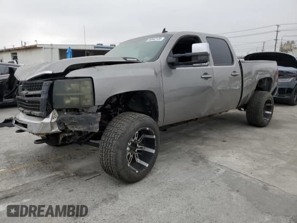 ✅ 2009 Chevrolet Silverado 1500 • VIN: 1GCHC63619F136158 • Лот: 60562725. Опубликован ранее на Copart с пробегом Не указан. Бесплатный доступ к архиву аукционных продаж из США и подробный отчёт об истории автомобиля на DreamBid. Изображение 1.