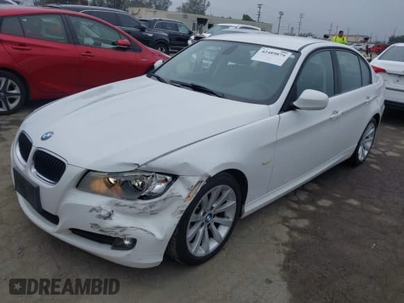 ✅ 2011 BMW 3 Series 328i • VIN: WBAPH5C58BA447908 • Lot: 42489879. Listed on IAAI with 84,595 mi. Free auction sales archive from the USA and detailed vehicle history report at DreamBid. Image 2.