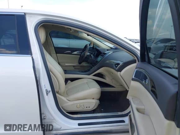 ✅ 2014 Lincoln MKZ Hybrid • VIN: 3LN6L2LU6ER813731 • Lot: 43360579. Wystawiony na IAAI z przebiegiem 247 921 mil. Bezpłatny archiwum sprzedaży aukcyjnych z USA i szczegółowy raport historii pojazdu na DreamBid. Zdjęcie 5.