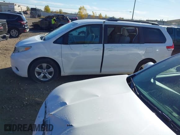 ✅ 2013 Toyota Sienna LE AAS • VIN: 5TDKK3DC0DS352877 • Лот: 43483758. Опубликован ранее на IAAI с пробегом 225 296 миль. Бесплатный доступ к архиву аукционных продаж из США и подробный отчёт об истории автомобиля на DreamBid. Изображение 14.