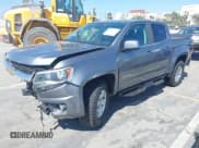 ✅ 2020 Chevrolet Colorado 2WD LT • VIN: 1GCGSCEN9L1242637 • Lot: 42203101. Wystawiony na IAAI z przebiegiem 53 050 mil. Bezpłatny archiwum sprzedaży aukcyjnych z USA i szczegółowy raport historii pojazdu na DreamBid. Zdjęcie 2.