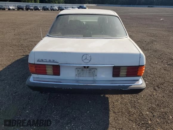 ✅ 1986 Mercedes-Benz 420 SEL • VIN: WDBCA35D7GA202151 • Lot: 62209695. Wystawiony na Copart z przebiegiem 180 720 mil. Bezpłatny archiwum sprzedaży aukcyjnych z USA i szczegółowy raport historii pojazdu na DreamBid. Zdjęcie 6.