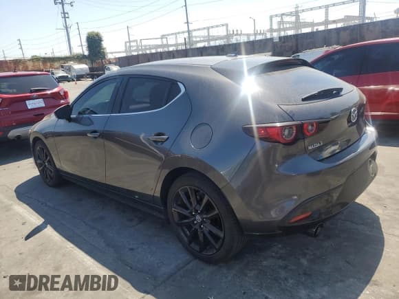 ✅ 2023 Mazda 3 S Premium • VIN: JM1BPAMM1P1621632 • Lot: 67765715. Wystawiony na Copart z przebiegiem 37 922 mil. Bezpłatny archiwum sprzedaży aukcyjnych z USA i szczegółowy raport historii pojazdu na DreamBid. Zdjęcie 2.