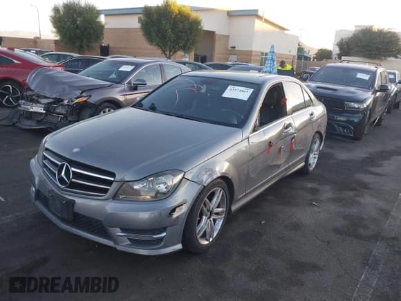 ✅ 2014 Mercedes-Benz C 250 Sport • VIN: WDDGF4HB5ER316335 • Lot: 43574865. Wystawiony na IAAI z przebiegiem 136 170 mil. Bezpłatny archiwum sprzedaży aukcyjnych z USA i szczegółowy raport historii pojazdu na DreamBid. Zdjęcie 2.