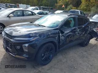 ✅ 2024 Chevrolet Trax ACTIV • VIN: KL77LKE27RC131835 • Лот: 43377140. Опубликован ранее на IAAI с пробегом 8 253 миль. Бесплатный доступ к архиву аукционных продаж из США и подробный отчёт об истории автомобиля на DreamBid. Изображение 2.