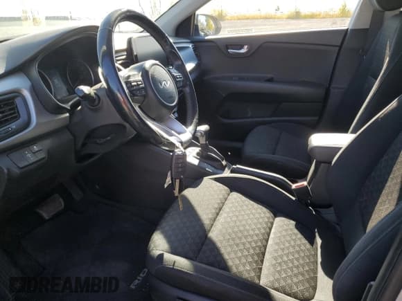 ✅ 2023 Kia Rio S • VIN: 3KPA25AD4PE625550 • Lot: 87093395. Wystawiony na Copart z przebiegiem 49 430 mil. Bezpłatny archiwum sprzedaży aukcyjnych z USA i szczegółowy raport historii pojazdu na DreamBid. Zdjęcie 7.