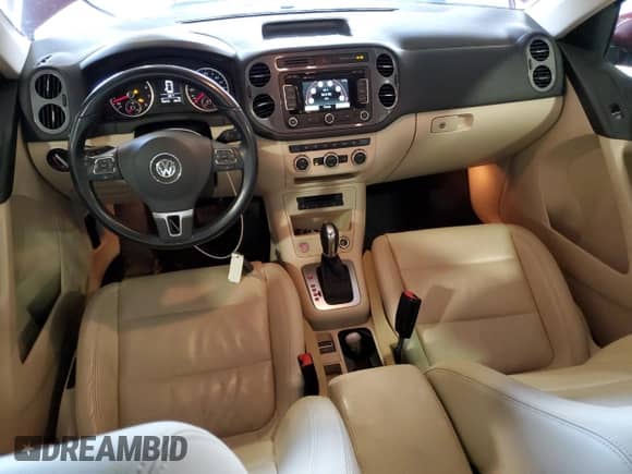 2013 Volkswagen Tiguan SE z VIN WVGAV7AXXDW041017, wystawiony jako Copart lot #58734495 z przebiegiem 76 974 mil mil oraz Szkoda całkowita • Salvage title. Historia ofert i sprzedaży dostępna na DreamBid. Obrazek 8.