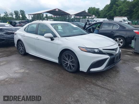 2022 Toyota Camry SE with VIN 4T1G11BK7NU047795, listed as a IAAI auction lot 42636810 with 59,439 mi miles and . Bid and sale history available at DreamBid. Image 1.