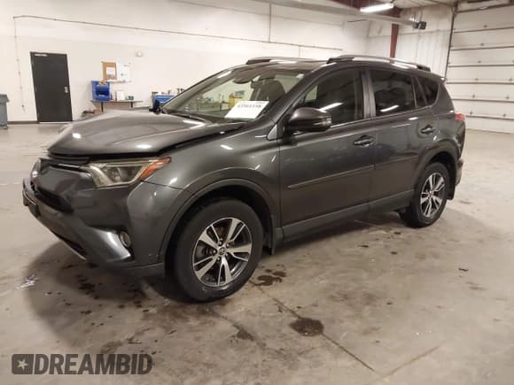 ✅ 2018 Toyota RAV4 XLE • VIN: JTMRFREV4JJ242736 • Лот: 43561158. Опубликован ранее на IAAI с пробегом 79 723 миль. Бесплатный доступ к архиву аукционных продаж из США и подробный отчёт об истории автомобиля на DreamBid. Изображение 2.