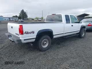 1998 Chevrolet Silverado 2500 z VIN 1GCGK29RXWE183330, wystawiony jako IAAI lot #41938680 z przebiegiem 229 376 mil mil oraz . Historia ofert i sprzedaży dostępna na DreamBid. Obrazek 4.