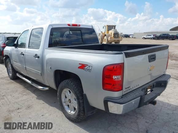 2011 Chevrolet Silverado 1500 LT z VIN 3GCPKSE35BG258438, wystawiony jako IAAI lot #43510647 z przebiegiem 212 290 mil mil oraz . Historia ofert i sprzedaży dostępna na DreamBid. Obrazek 3.