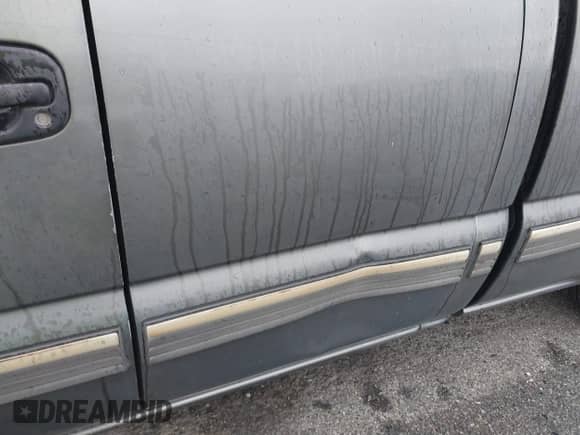 ✅ 2001 Chevrolet Silverado 1500 LT • VIN: 2GCEC19T811330085 • Lot: 41743350. Wystawiony na IAAI z przebiegiem 218 533 mil mil. Skorzystaj z bezpłatnego archiwum sprzedaży aukcyjnych z USA i zobacz szczegółowy raport historii pojazdu na DreamBid. Zdjęcie 6.