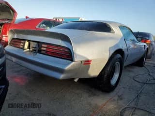 ✅ 1977 Pontiac Firebird • VIN: 2W87Z7N152633 • Lot: 76111434. Wystawiony na Copart z przebiegiem 17 837 mil. Bezpłatny archiwum sprzedaży aukcyjnych z USA i szczegółowy raport historii pojazdu na DreamBid. Zdjęcie 3.