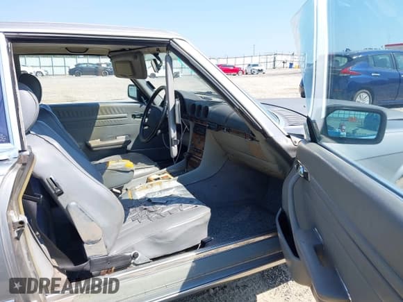 ✅ 1989 Mercedes-Benz 560 SL • VIN: WDBBA48DXKA092637 • Лот: 42573093. Опубликован ранее на IAAI с пробегом 104 740 миль. Бесплатный доступ к архиву аукционных продаж из США и подробный отчёт об истории автомобиля на DreamBid. Изображение 5.