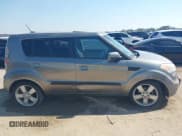 ✅ 2010 Kia Soul + • VIN: KNDJT2A21A7064239 • Лот: 43444921. Опубликован ранее на IAAI с пробегом 196 672 миль. Бесплатный доступ к архиву аукционных продаж из США и подробный отчёт об истории автомобиля на DreamBid. Изображение 13.