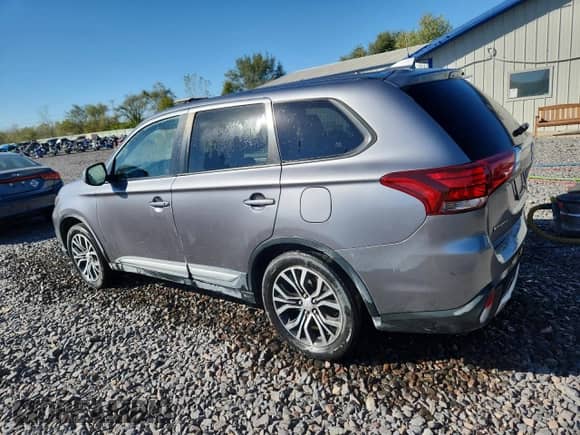 2018 Mitsubishi Outlander SE with VIN JA4AD3A32JZ061134, listed as a Copart auction lot 85913675 with 136,011 mi miles and Salvage title. Bid and sale history available at DreamBid. Image 2.