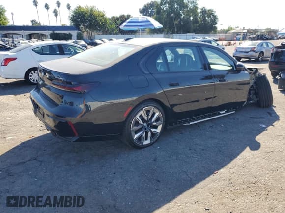 ✅ 2024 BMW i7 xDrive60 • VIN: WBY53EJ0XRCS76320 • Lot: 74837954. Wystawiony na Copart z przebiegiem 1 557 mil. Bezpłatny archiwum sprzedaży aukcyjnych z USA i szczegółowy raport historii pojazdu na DreamBid. Zdjęcie 3.