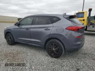 2019 Hyundai Tucson SE z VIN KM8J23A47KU956214, wystawiony jako Copart lot #84757875 z przebiegiem 133 727 mil mil oraz Czysty tytuł • Clean title. Historia ofert i sprzedaży dostępna na DreamBid. Obrazek 2.