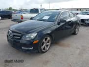 ✅ 2015 Mercedes-Benz C 250 • VIN: WDDGJ4HB6FG350022 • Lot: 42552333. Wystawiony na IAAI z przebiegiem 135 827 mil. Bezpłatny archiwum sprzedaży aukcyjnych z USA i szczegółowy raport historii pojazdu na DreamBid. Zdjęcie 2.