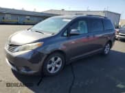 ✅ 2011 Toyota Sienna LE • VIN: 5TDKK3DC3BS089362 • Lot: 82618395. Wystawiony na Copart z przebiegiem 136 094 mil. Bezpłatny archiwum sprzedaży aukcyjnych z USA i szczegółowy raport historii pojazdu na DreamBid. Zdjęcie 1.