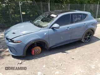 2024 Dodge Hornet R/T Plus z VIN ZACPDFDW5R3A14706, wystawiony jako Copart lot #59737115 z przebiegiem 16 076 mil mil oraz Szkoda całkowita • Salvage title. Historia ofert i sprzedaży dostępna na DreamBid. Obrazek 1.