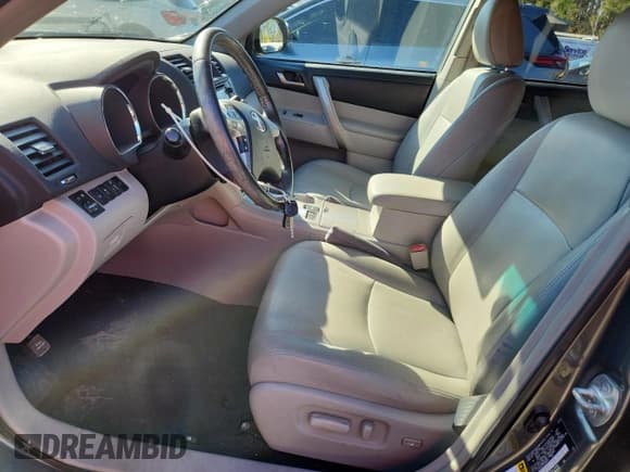 ✅ 2013 Toyota Highlander SE • VIN: 5TDZK3EH7DS096701 • Лот: 90397725. Опубликован ранее на Copart с пробегом 207 963 миль. Бесплатный доступ к архиву аукционных продаж из США и подробный отчёт об истории автомобиля на DreamBid. Изображение 7.