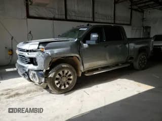 ✅ 2025 Chevrolet Silverado 2500HD Custom • VIN: 2GC4KME71S1127405 • Lot: 47050525. Wystawiony na Copart z przebiegiem 24 460 mil. Bezpłatny archiwum sprzedaży aukcyjnych z USA i szczegółowy raport historii pojazdu na DreamBid. Zdjęcie 1.