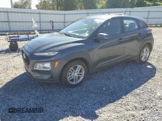 ✅ 2018 Hyundai Kona SE • VIN: KM8K12AA7JU180902 • Лот: 87291755. Опубликован ранее на Copart с пробегом 163 720 миль. Бесплатный доступ к архиву аукционных продаж из США и подробный отчёт об истории автомобиля на DreamBid. Изображение 1.