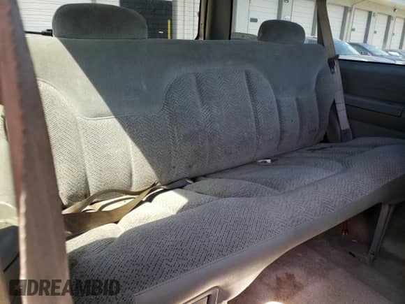 1998 Chevrolet Tahoe z VIN 3GNEK18R4WG101899, wystawiony jako Copart lot #71780145 z przebiegiem 264 478 mil mil oraz Szkoda całkowita • Salvage title. Historia ofert i sprzedaży dostępna na DreamBid. Obrazek 11.