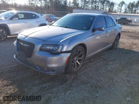 ✅ 2017 Chrysler 300 S • VIN: 2C3CCABG9HH663194 • Lot: 43820594. Wystawiony na IAAI z przebiegiem 157 009 mil. Bezpłatny archiwum sprzedaży aukcyjnych z USA i szczegółowy raport historii pojazdu na DreamBid. Zdjęcie 2.