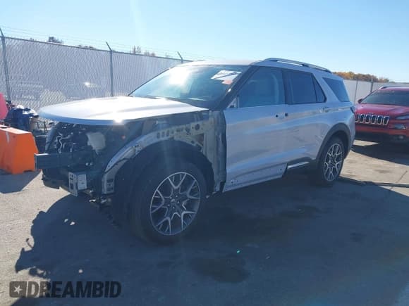 ✅ 2025 Ford Explorer Platinum • VIN: 1FMWK8HC0SGC64231 • Lot: 43603988. Wystawiony na IAAI z przebiegiem 3 391 mil. Bezpłatny archiwum sprzedaży aukcyjnych z USA i szczegółowy raport historii pojazdu na DreamBid. Zdjęcie 2.