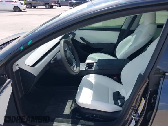 ✅ 2024 Tesla Model 3 • VIN: 5YJ3E1EAXRF864719 • Lot: 42129944. Wystawiony na IAAI z przebiegiem 3 776 mil. Bezpłatny archiwum sprzedaży aukcyjnych z USA i szczegółowy raport historii pojazdu na DreamBid. Zdjęcie 5.