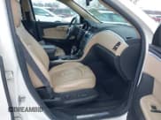 ✅ 2011 Chevrolet Traverse LTZ • VIN: 1GNKVLED8BJ214441 • Lot: 43875587. Wystawiony na IAAI z przebiegiem 197 367 mil. Bezpłatny archiwum sprzedaży aukcyjnych z USA i szczegółowy raport historii pojazdu na DreamBid. Zdjęcie 5.