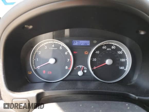 2010 Hyundai Accent GS z VIN KMHCM3AC7AU162841, wystawiony jako Copart lot #82645754 z przebiegiem 102 736 mil mil oraz Czysty tytuł • Clean title. Historia ofert i sprzedaży dostępna na DreamBid. Obrazek 9.