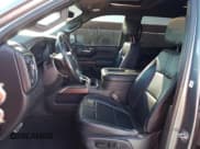 ✅ 2020 Chevrolet Silverado 1500 High Country • VIN: 3GCPWFED2LG400749 • Lot: 85888304. Wystawiony na Copart z przebiegiem 86 773 mil. Bezpłatny archiwum sprzedaży aukcyjnych z USA i szczegółowy raport historii pojazdu na DreamBid. Zdjęcie 7.