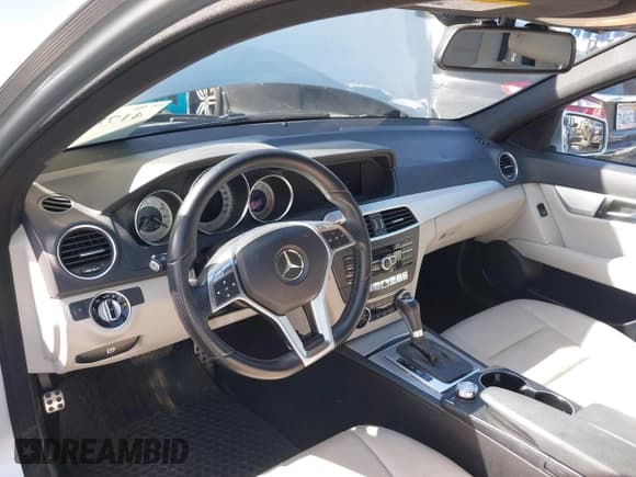 ✅ 2014 Mercedes-Benz C 250 Sport • VIN: WDDGF4HB4ER305973 • Lot: 41781503. Wystawiony na IAAI z przebiegiem 98 542 mil. Bezpłatny archiwum sprzedaży aukcyjnych z USA i szczegółowy raport historii pojazdu na DreamBid. Zdjęcie 21.