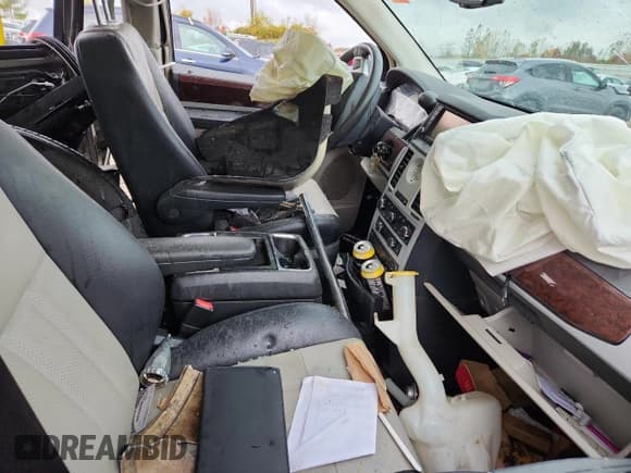 ✅ 2010 Chrysler Town & Country Touring Plus • VIN: 2A4RR8D10AR392915 • Lot: 86227995. Wystawiony na Copart z przebiegiem Nie podano. Bezpłatny archiwum sprzedaży aukcyjnych z USA i szczegółowy raport historii pojazdu na DreamBid. Zdjęcie 7.