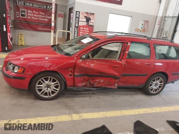 ✅ 2001 Volvo V70 • VIN: YV1SW53D511135645 • Lot: 42270223. Wystawiony na IAAI z przebiegiem 209 610 mil. Bezpłatny archiwum sprzedaży aukcyjnych z USA i szczegółowy raport historii pojazdu na DreamBid. Zdjęcie 14.