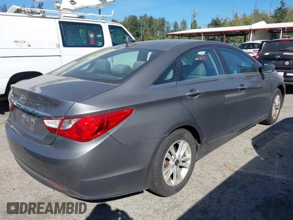 ✅ 2011 Hyundai Sonata GLS • VIN: 5NPEB4AC9BH228889 • Lot: 43284088. Listed on IAAI with 218,415 mi. Free auction sales archive from the USA and detailed vehicle history report at DreamBid. Image 4.