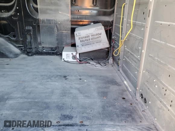 ✅ 2015 Ford Transit Cargo • VIN: 1FTNE1YM4FKB27383 • Lot: 80153074. Wystawiony na Copart z przebiegiem 228 321 mil. Bezpłatny archiwum sprzedaży aukcyjnych z USA i szczegółowy raport historii pojazdu na DreamBid. Zdjęcie 12.