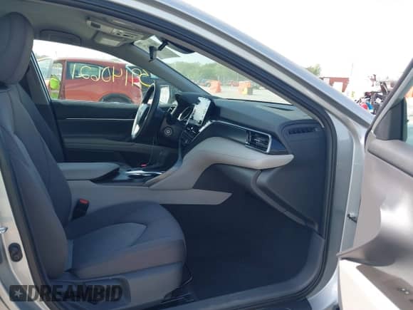 2021 Toyota Camry LE z VIN 4T1C11BK2MU027838, wystawiony jako IAAI lot #39140621 z przebiegiem 57 812 mil mil oraz . Historia ofert i sprzedaży dostępna na DreamBid. Obrazek 5.